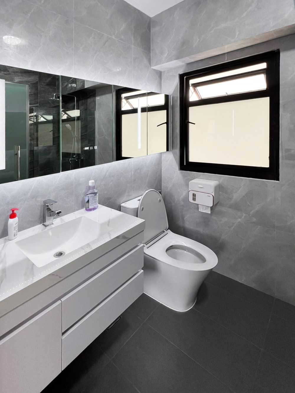 Modern Bathroom with Mirror and Bathroom Storage