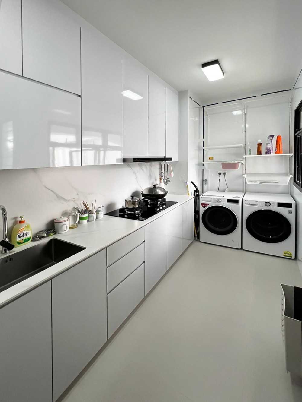 Modern Kitchen with Kitchen Window and Kitchen Backsplash