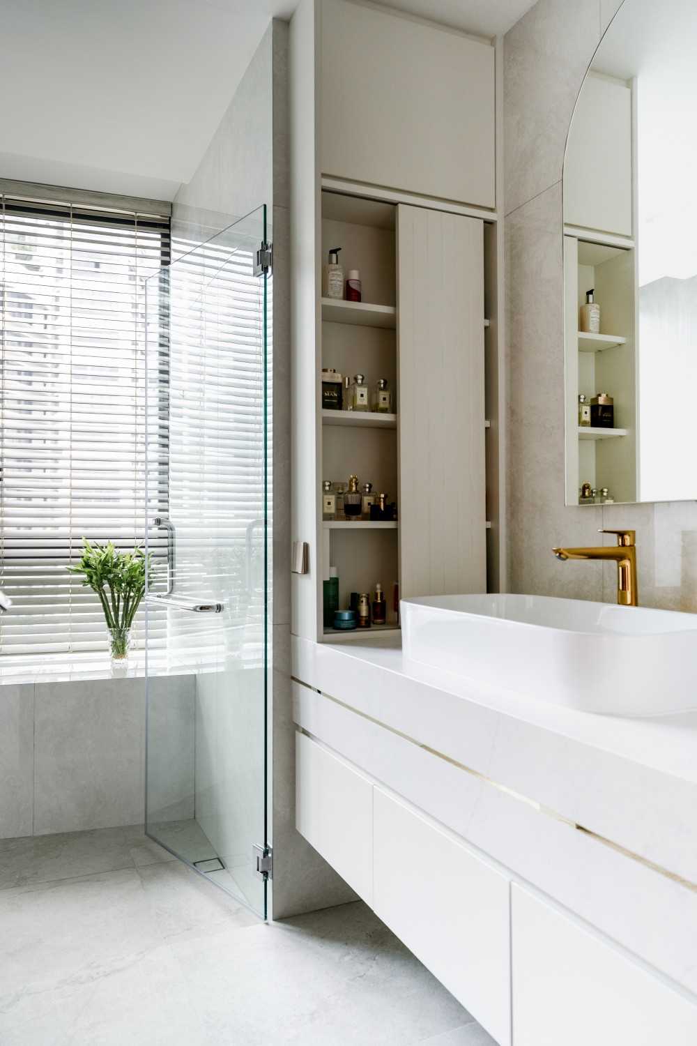 Modern Bathroom with Mirror and Bay Window