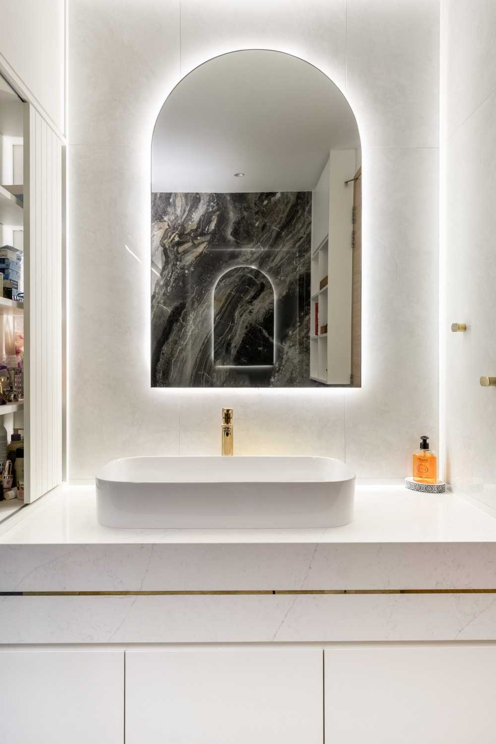 Modern Bathroom with Mirror and Bathroom Sinks