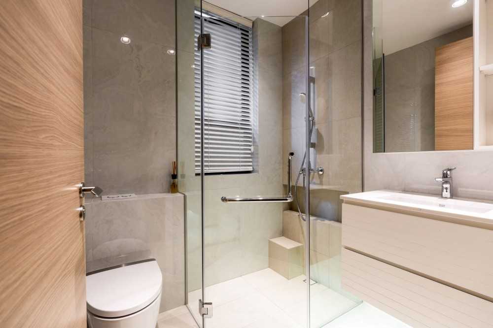Modern Bathroom with Mirror and Bathroom Sinks