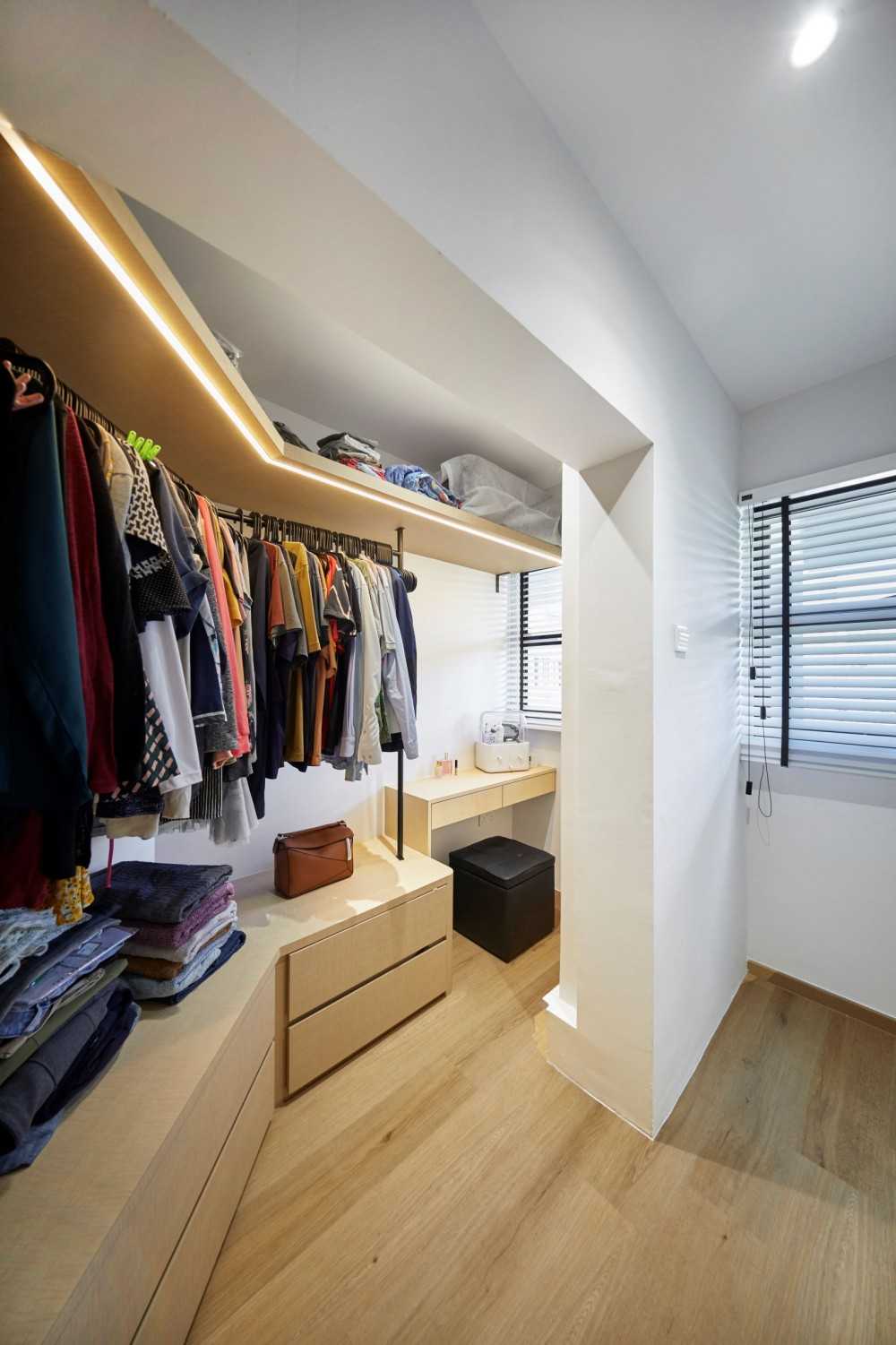 Modern Walk-in Wardrobe with Mirror and Wardrobe
