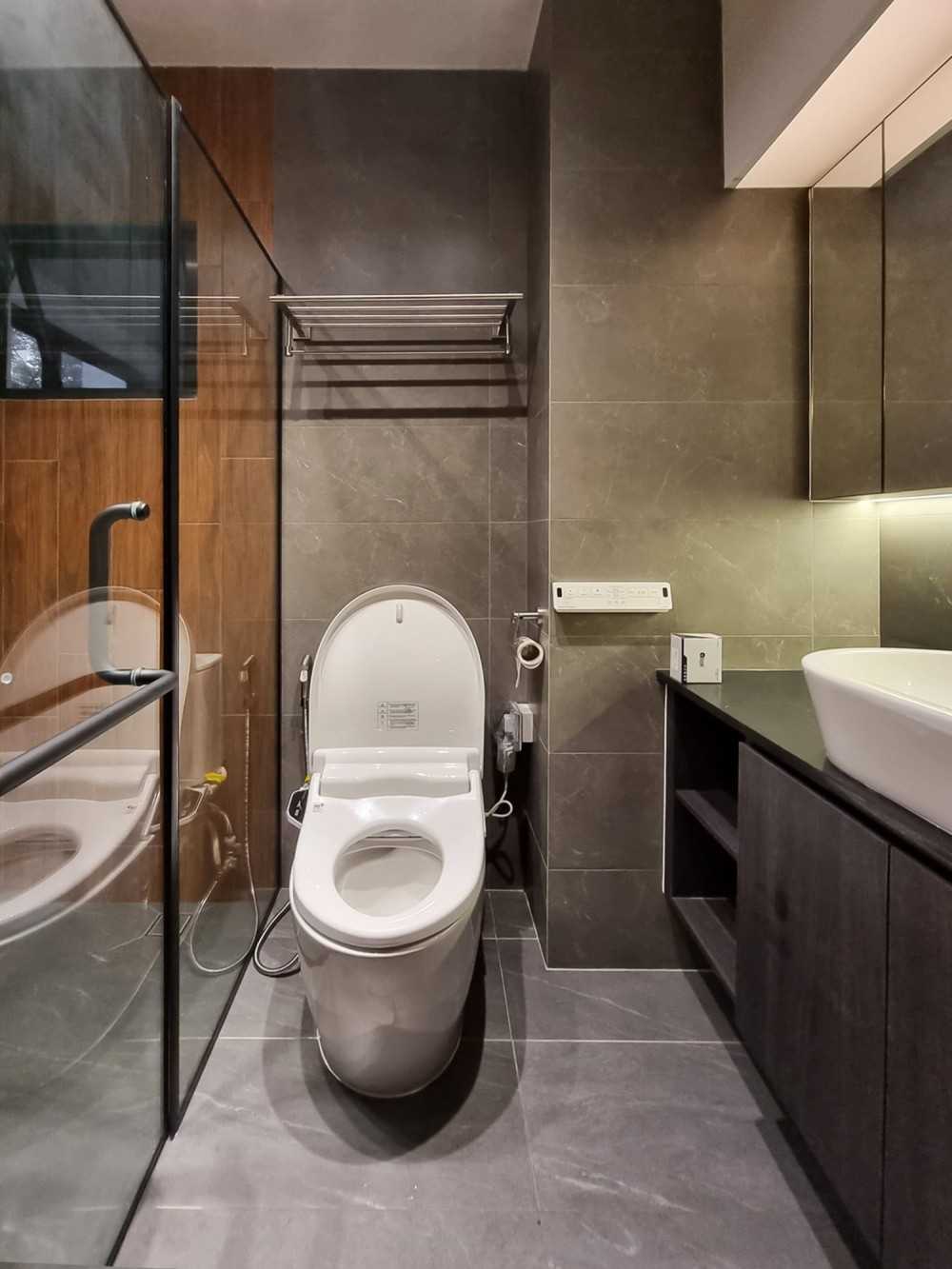 Modern Bathroom with Mirror and Shower Screen