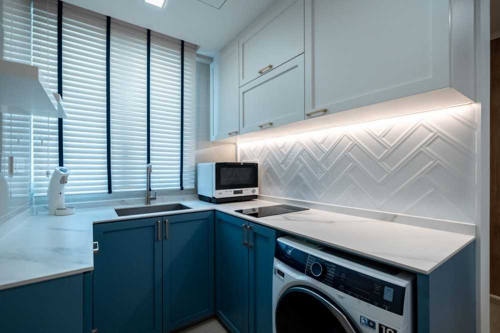 Scandinavian Kitchen with Homogeneous Tiles and Herringbone Tiling