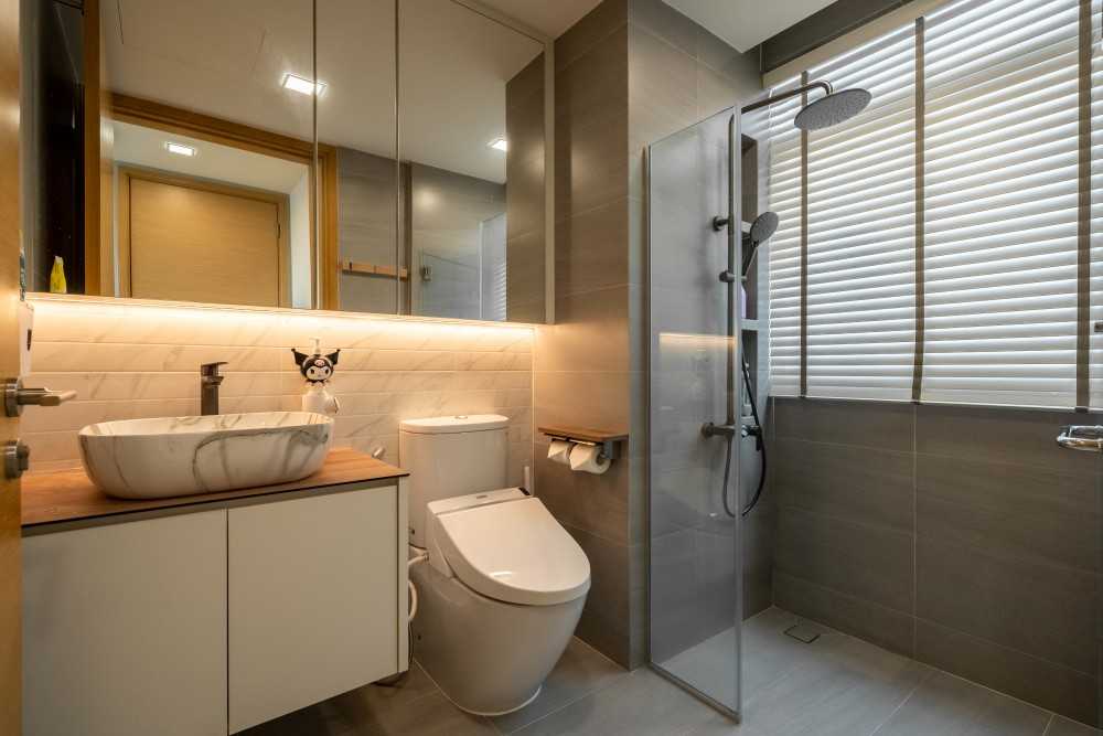 Scandinavian Bathroom with Vinyl Flooring and Mirror