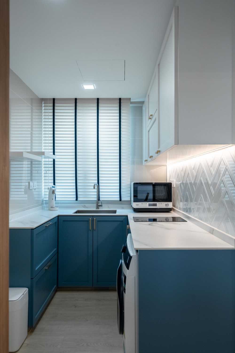 Scandinavian Kitchen with Homogeneous Tiles and Open Kitchen