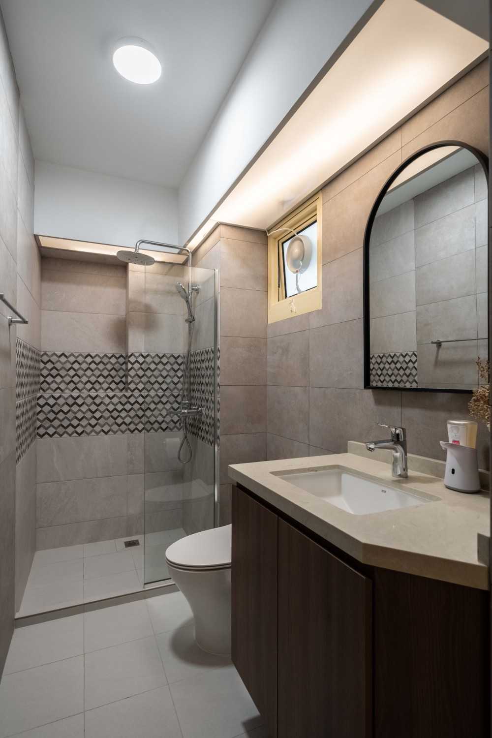 Scandinavian Bathroom with Homogeneous Tiles and Parquet Floor