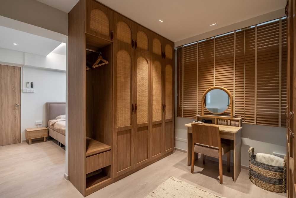 Scandinavian Walk-in Wardrobe with Mirror and Wardrobe
