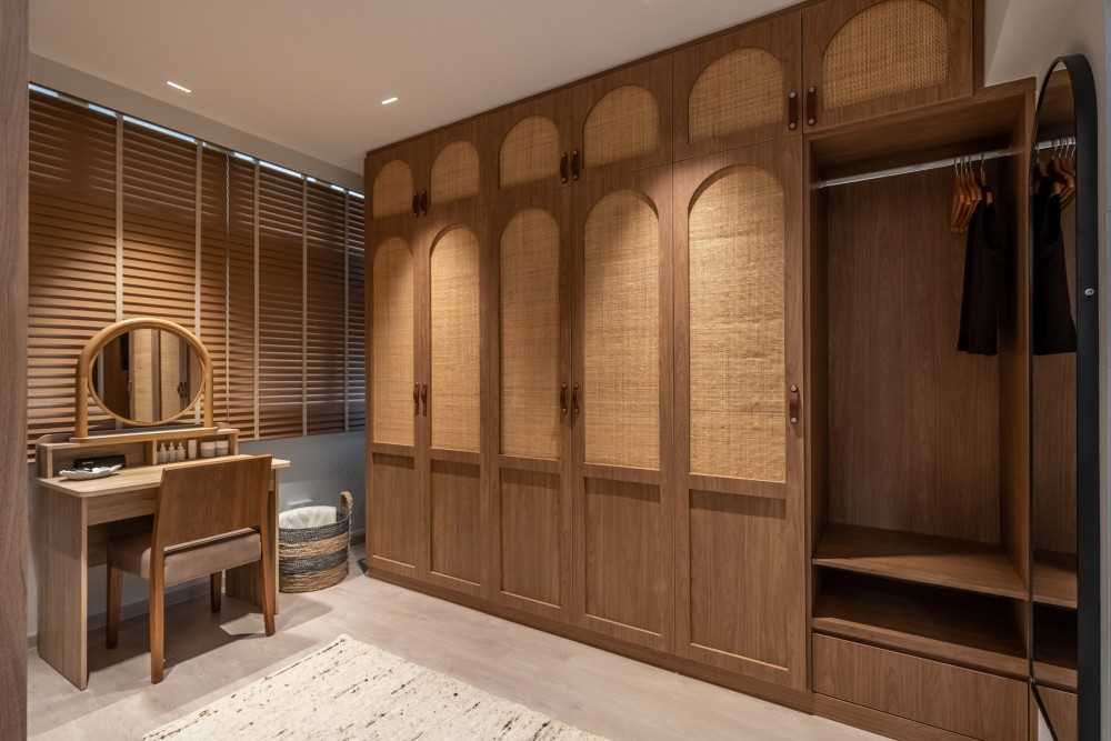 Scandinavian Walk-in Wardrobe with Mirror and Wardrobe