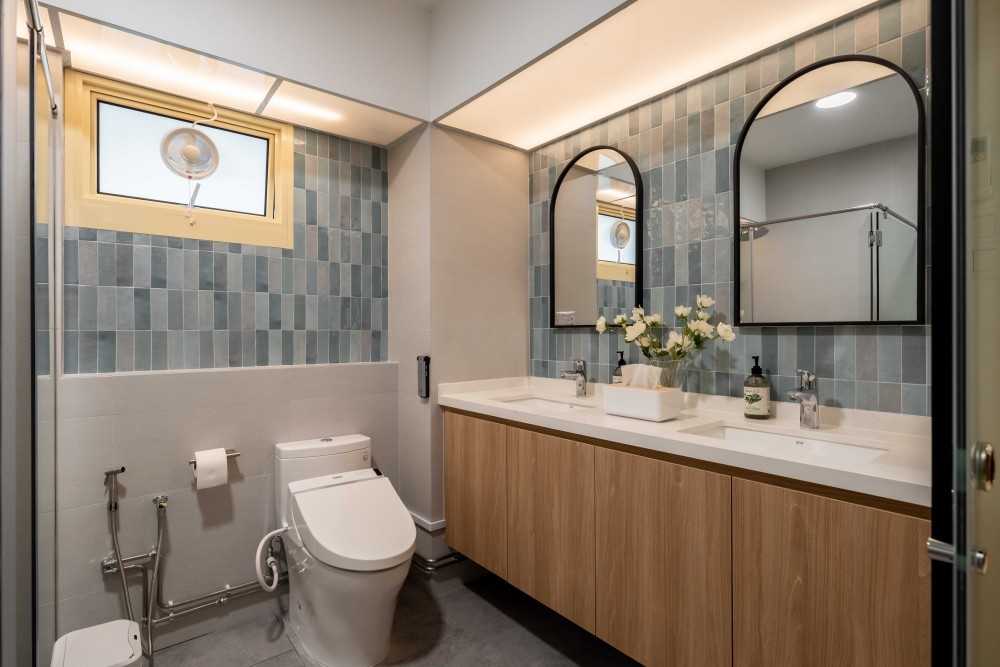 Scandinavian Bathroom with Homogeneous Tiles and Mirror