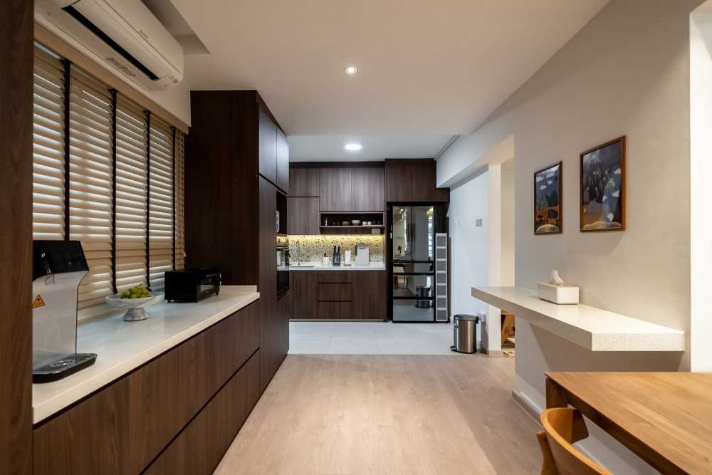 Scandinavian Kitchen with Homogeneous Tiles and Wood Flooring