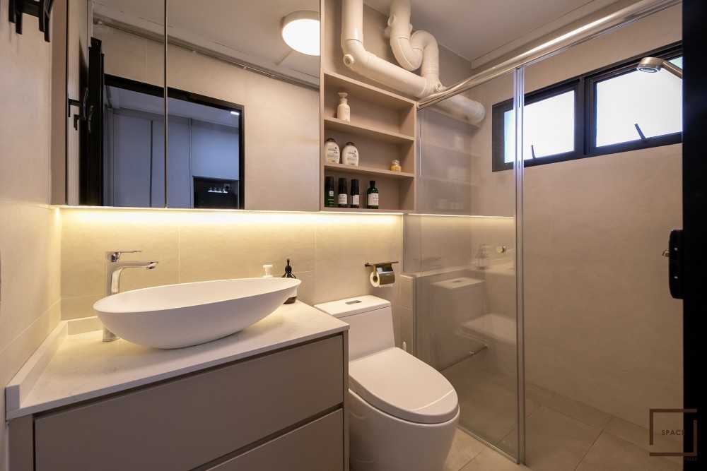 Contemporary Bathroom with Mirror and Bathroom Storage