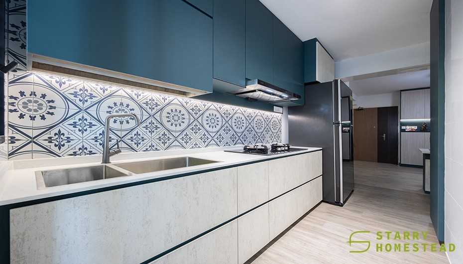 Modern Kitchen with Kitchen Tap and Kitchen Cabinets