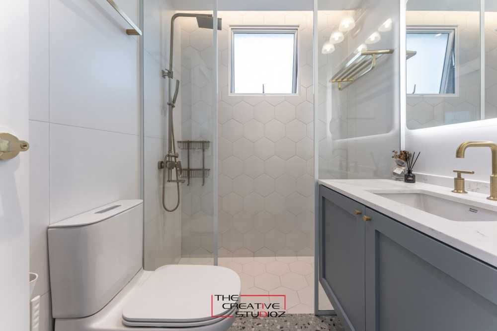 Contemporary Bathroom with Homogeneous Tiles and Shower Screen