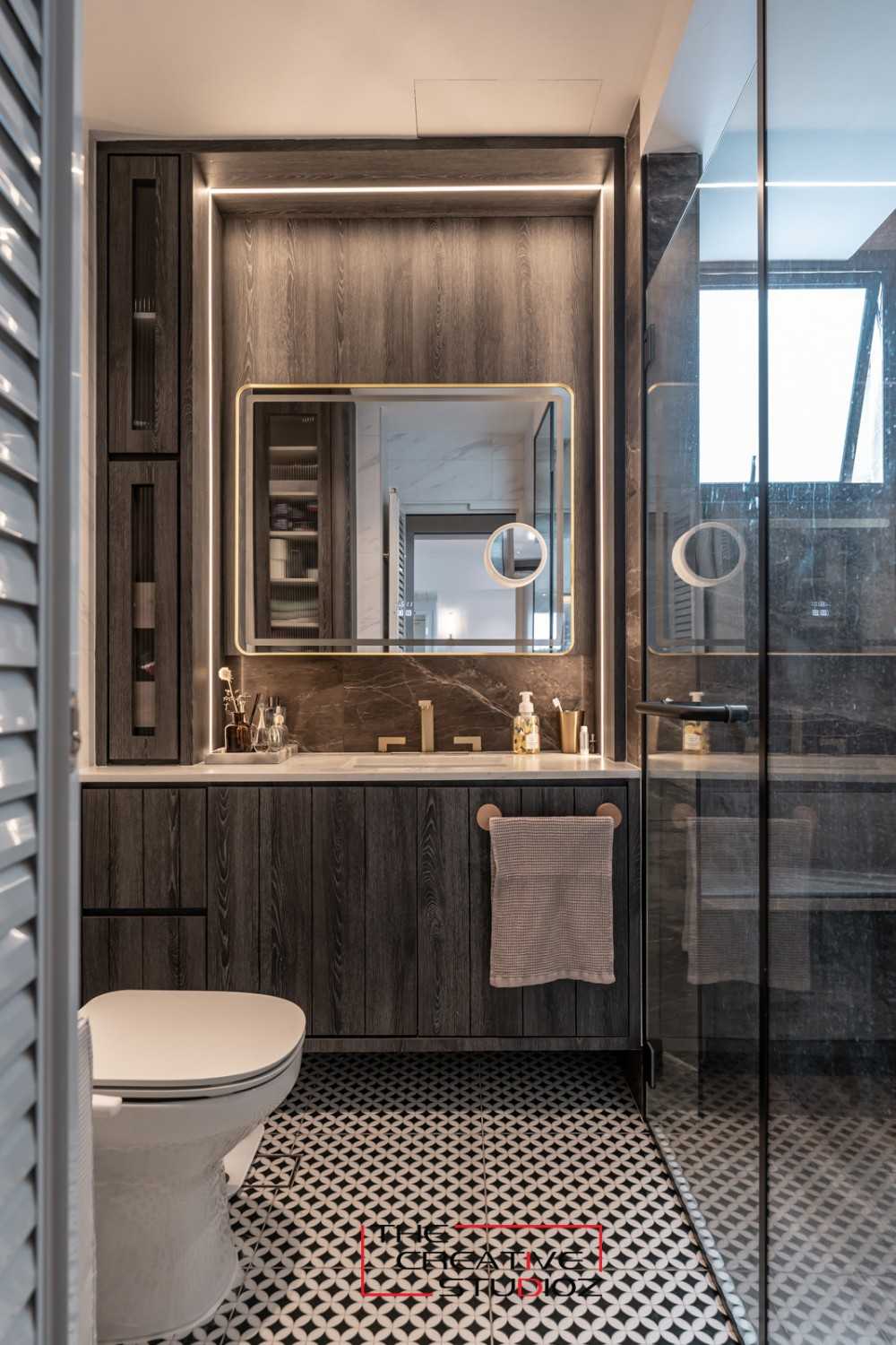 Contemporary Bathroom with Homogeneous Tiles and Rainshower