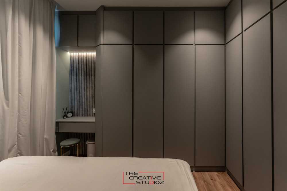 Contemporary Bedroom with Vinyl Flooring and Parquet Floor