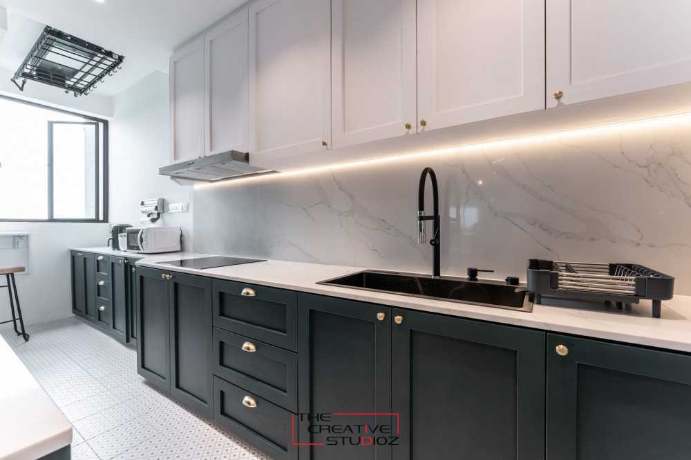 Contemporary Kitchen with Homogeneous Tiles and Kitchen Backsplash