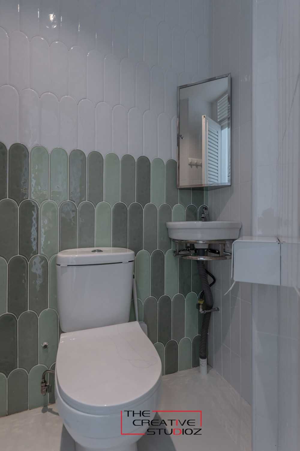 Contemporary Bathroom with Homogeneous Tiles and Bathroom Storage
