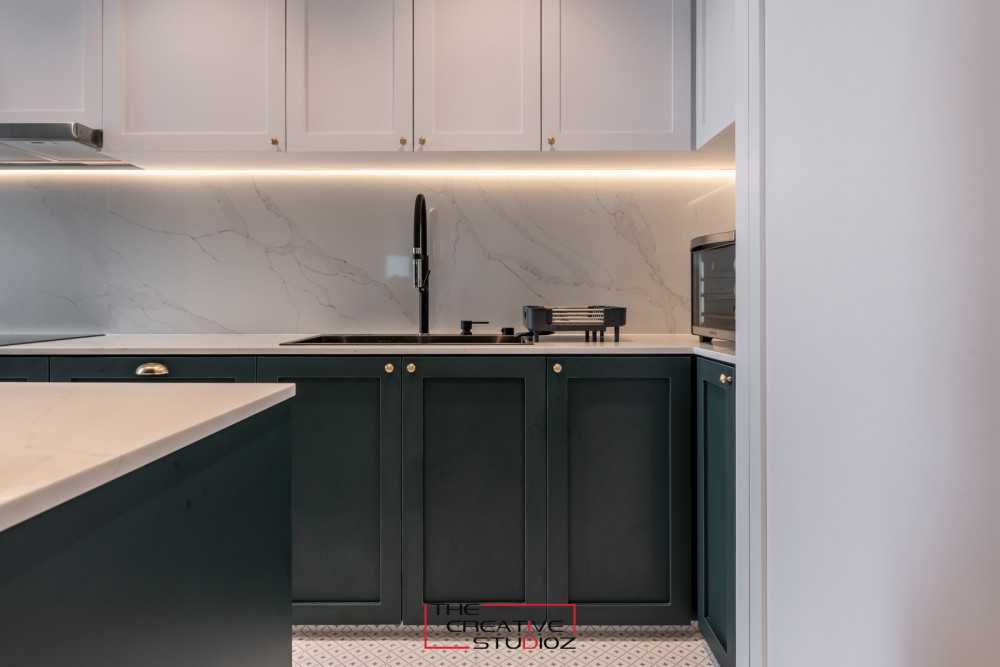 Contemporary Kitchen with Homogeneous Tiles and Kitchen Backsplash