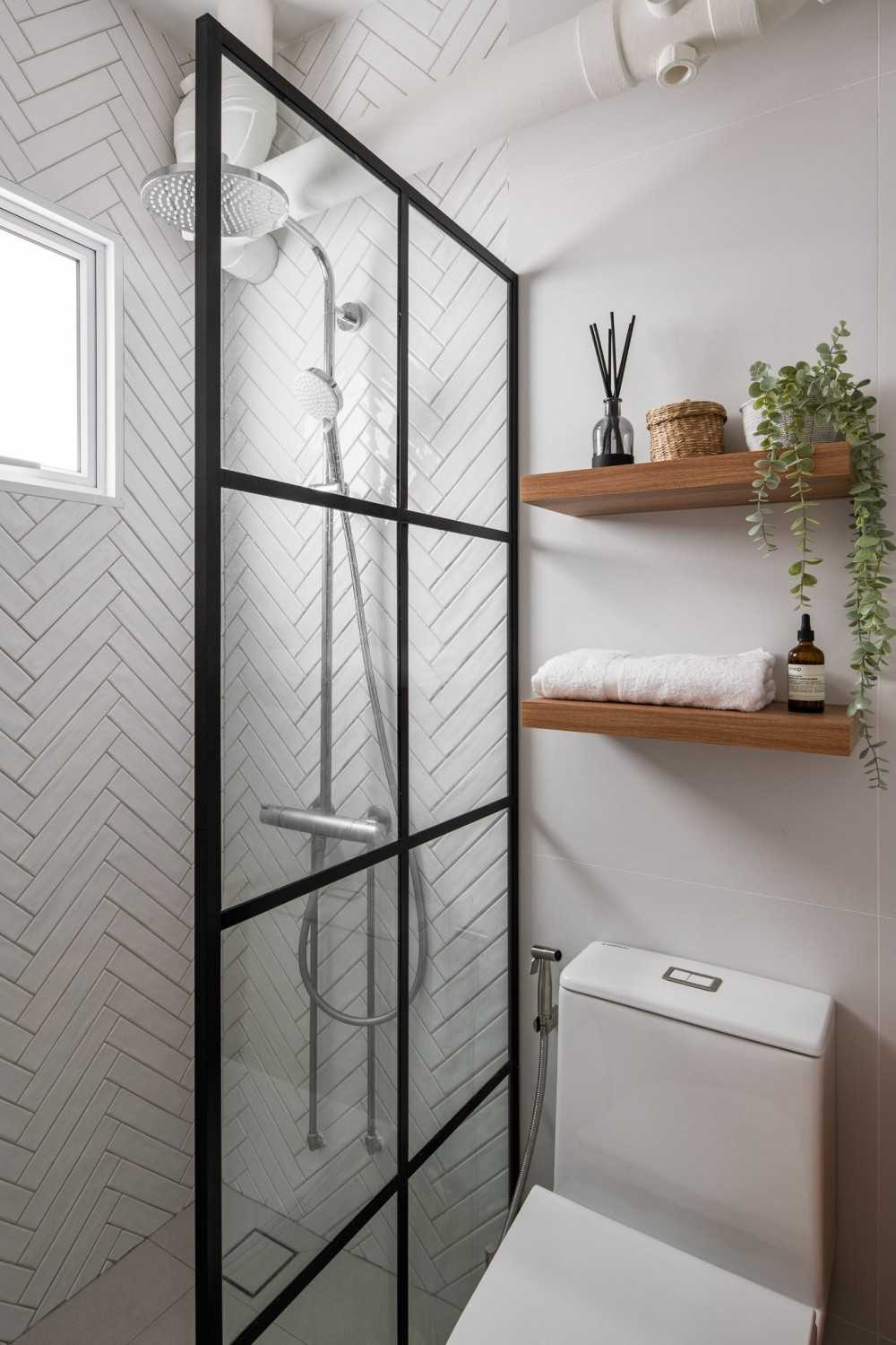Country Bathroom with Homogeneous Tiles and Herringbone Tiling