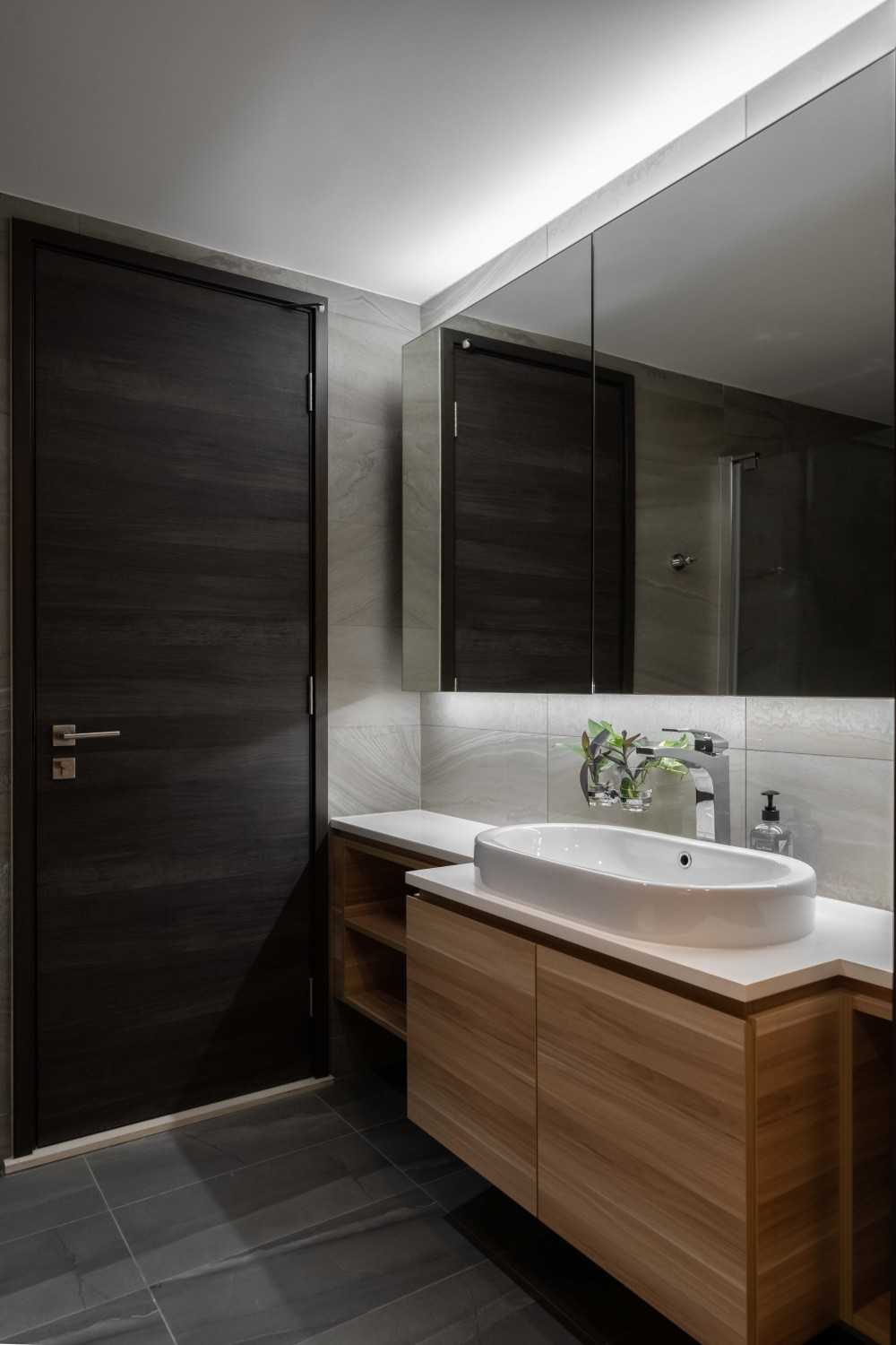 Contemporary Bathroom with Homogeneous Tiles and Mirror