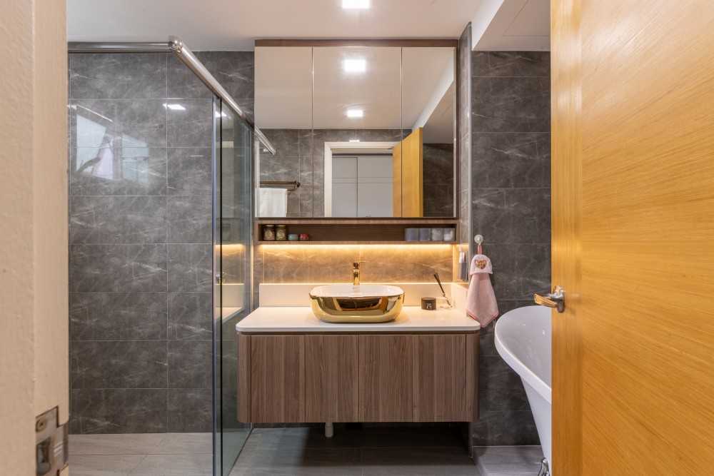 Contemporary Bathroom with Mirror and Bathroom Storage