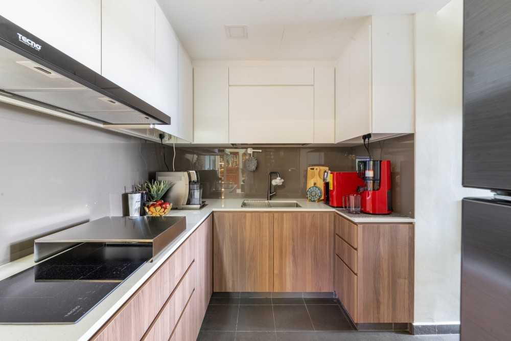 Contemporary Kitchen with Countertop and Kitchen Backsplash