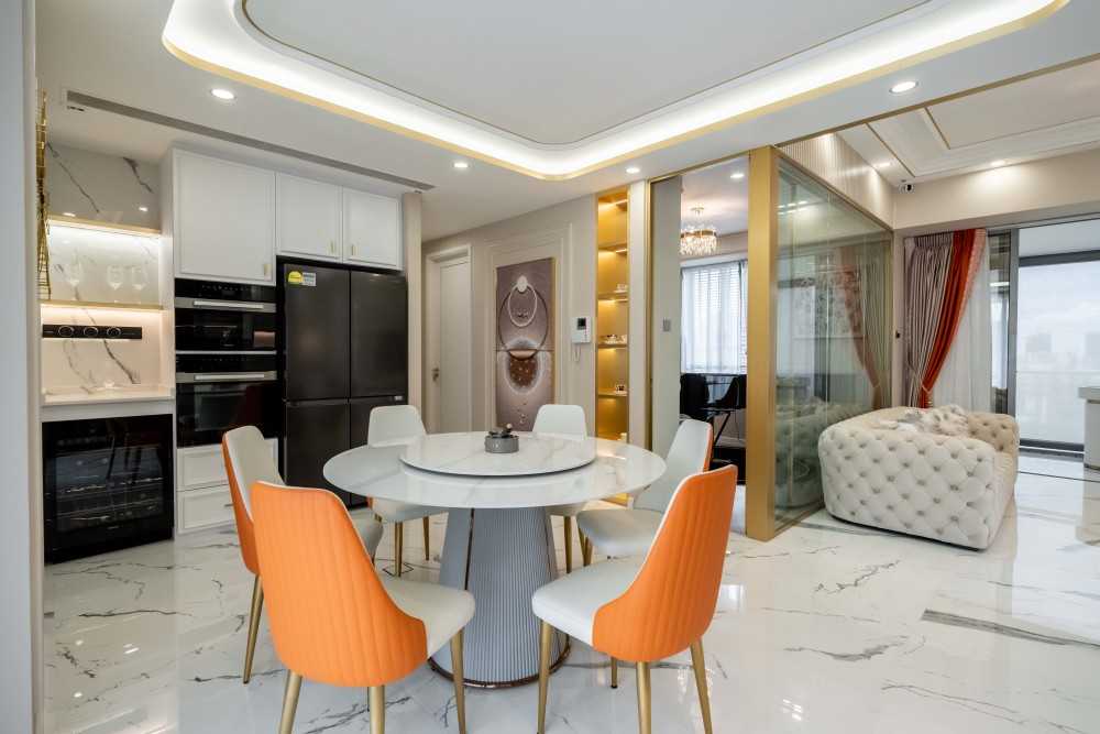 Modern Dining Room with Dining Table and Dining Chairs
