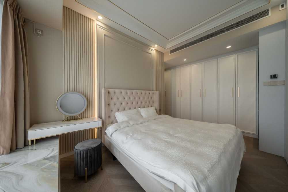 Modern Bedroom with Vinyl Flooring and Bay Window