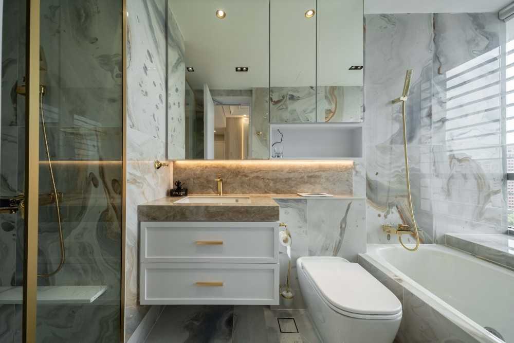 Modern Bathroom with Vinyl Flooring and Bathtub