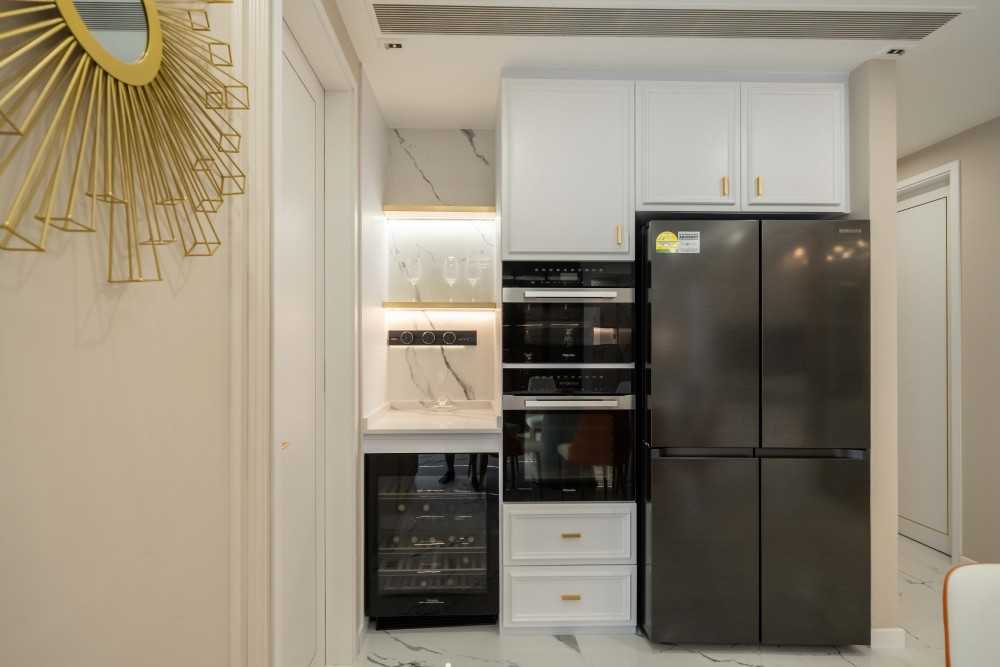 Modern Kitchen with Vinyl Flooring and Homogeneous Tiles