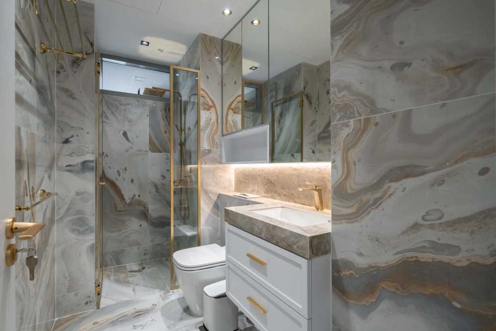Modern Bathroom with Vinyl Flooring and Homogeneous Tiles