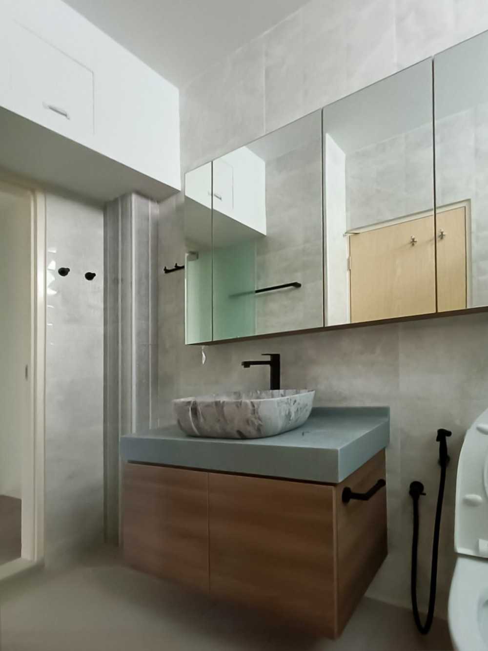 Scandinavian Bathroom with Mirror and Bathroom Storage