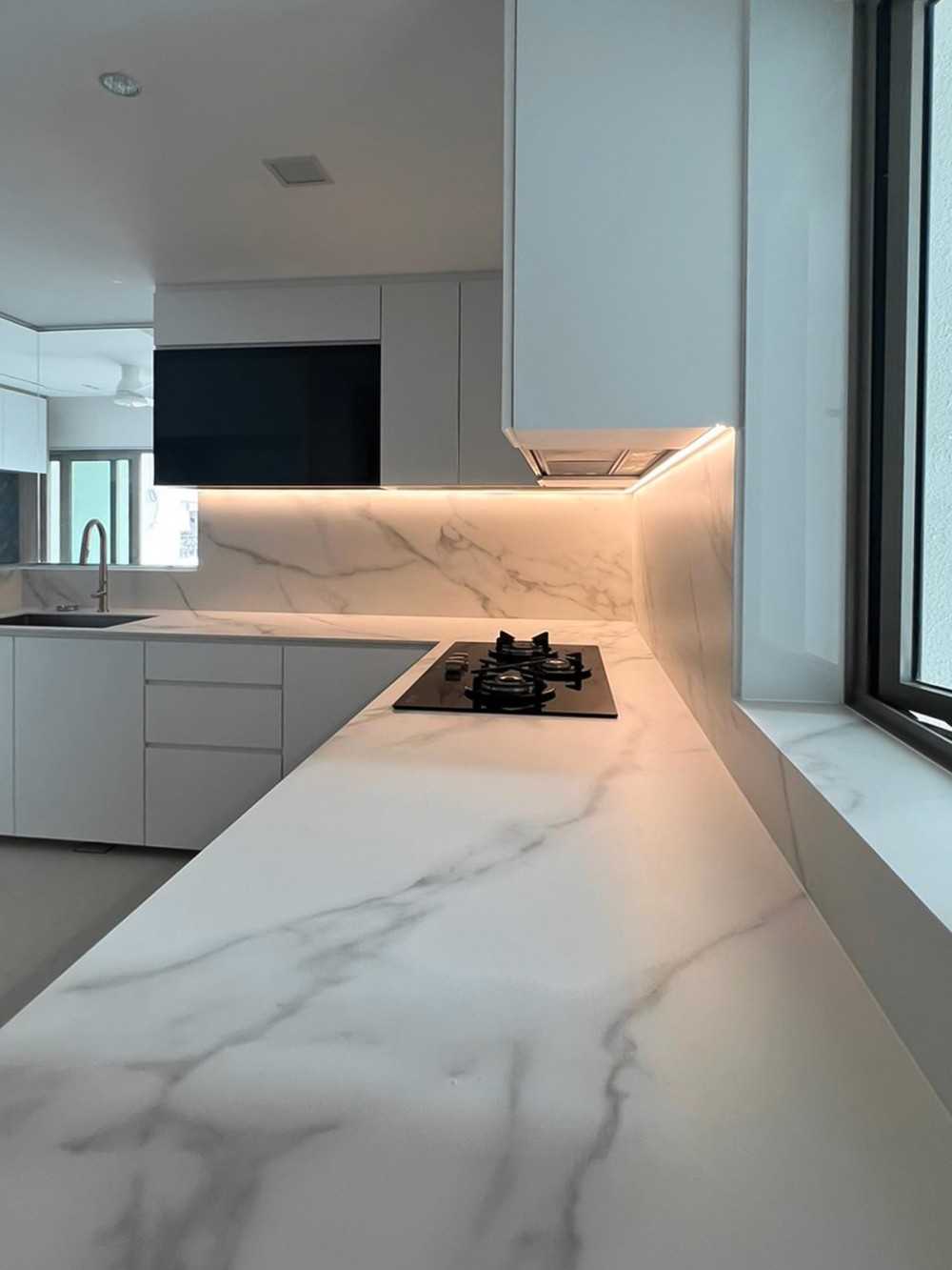 Modern Kitchen with Kitchen Window and Kitchen Accessories