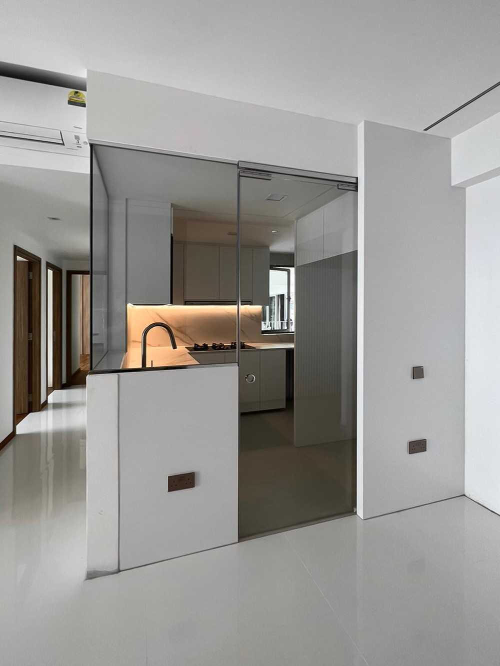 Modern Kitchen with Glass Door and Kitchen Accessories