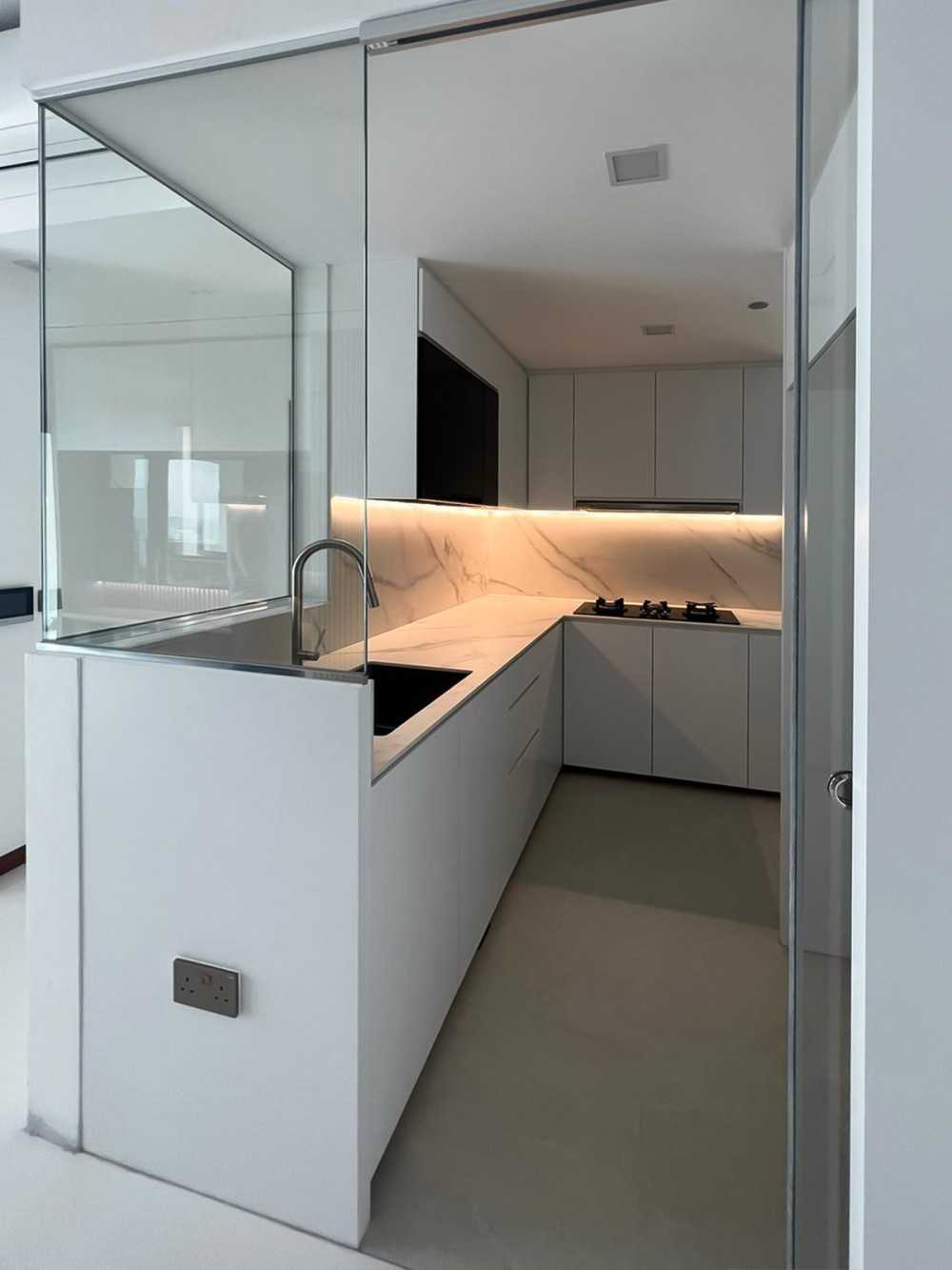 Modern Kitchen with Glass Door and Kitchen Accessories
