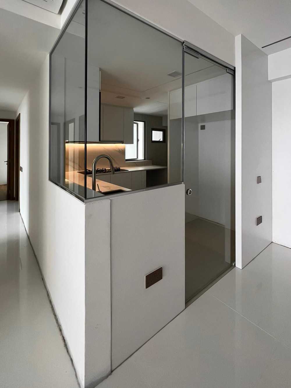 Modern Kitchen with Glass Door and Kitchen Accessories