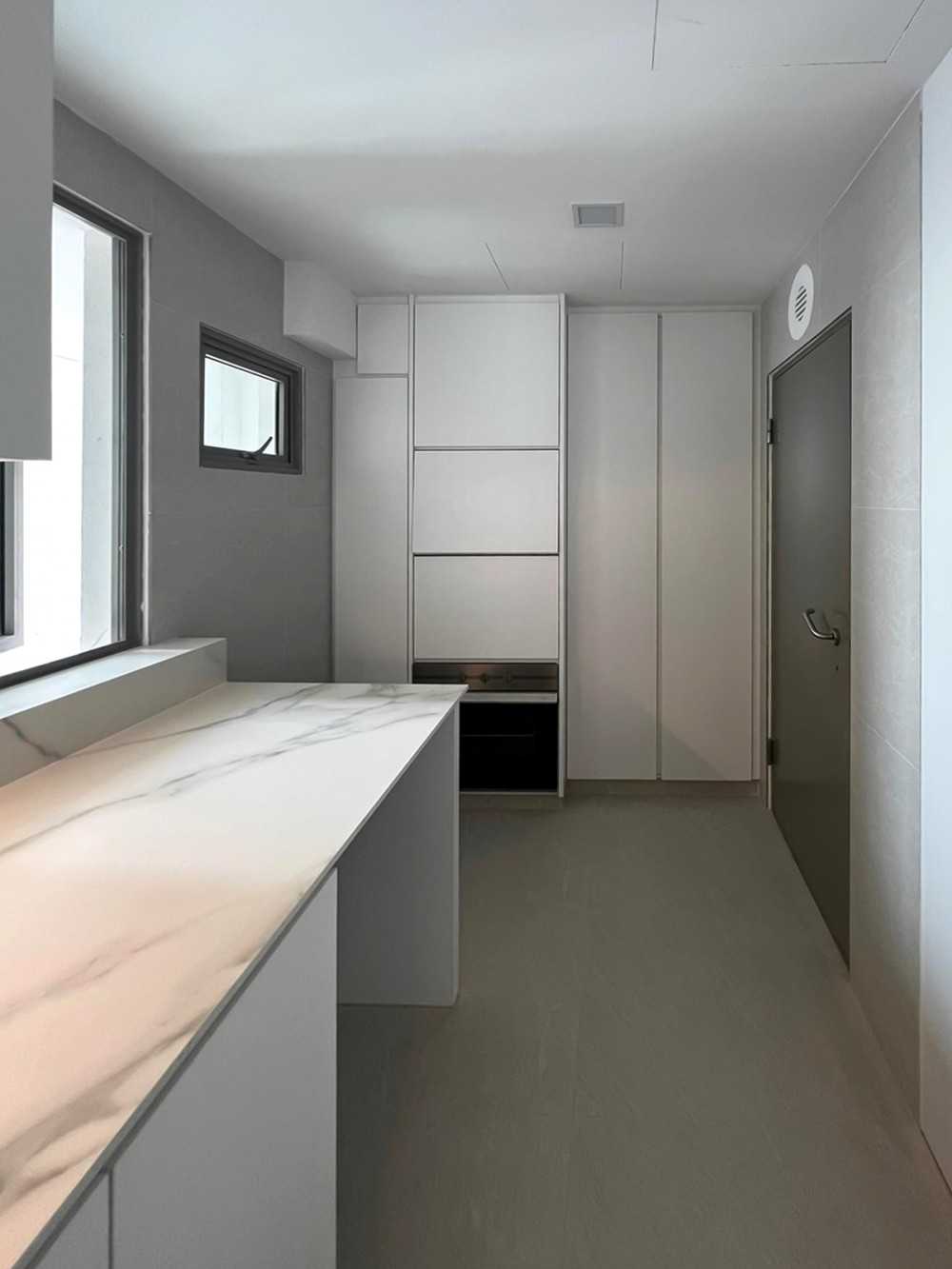 Modern Kitchen with Kitchen Window and Sideboard