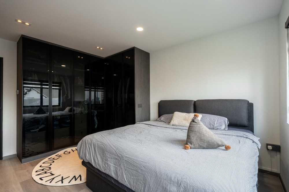 Contemporary Bedroom with Wardrobe and Queen Bed