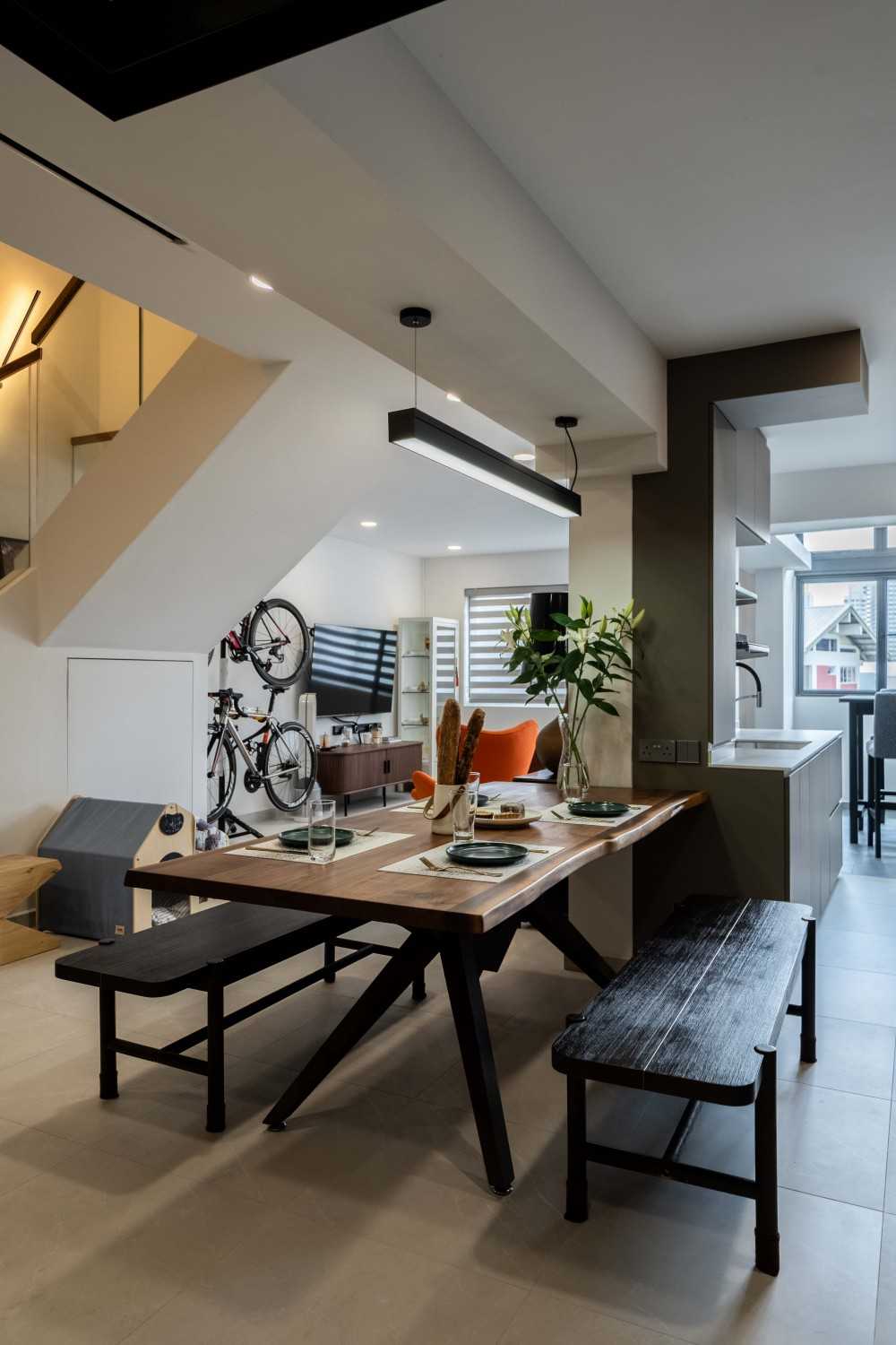 Contemporary Dining Room with Dining Table and Dining Chairs