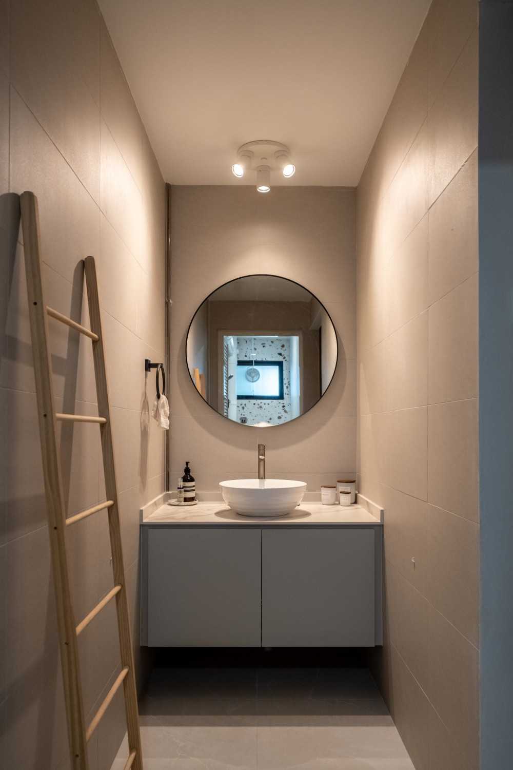 Contemporary Bathroom with Vinyl Flooring and Mirror