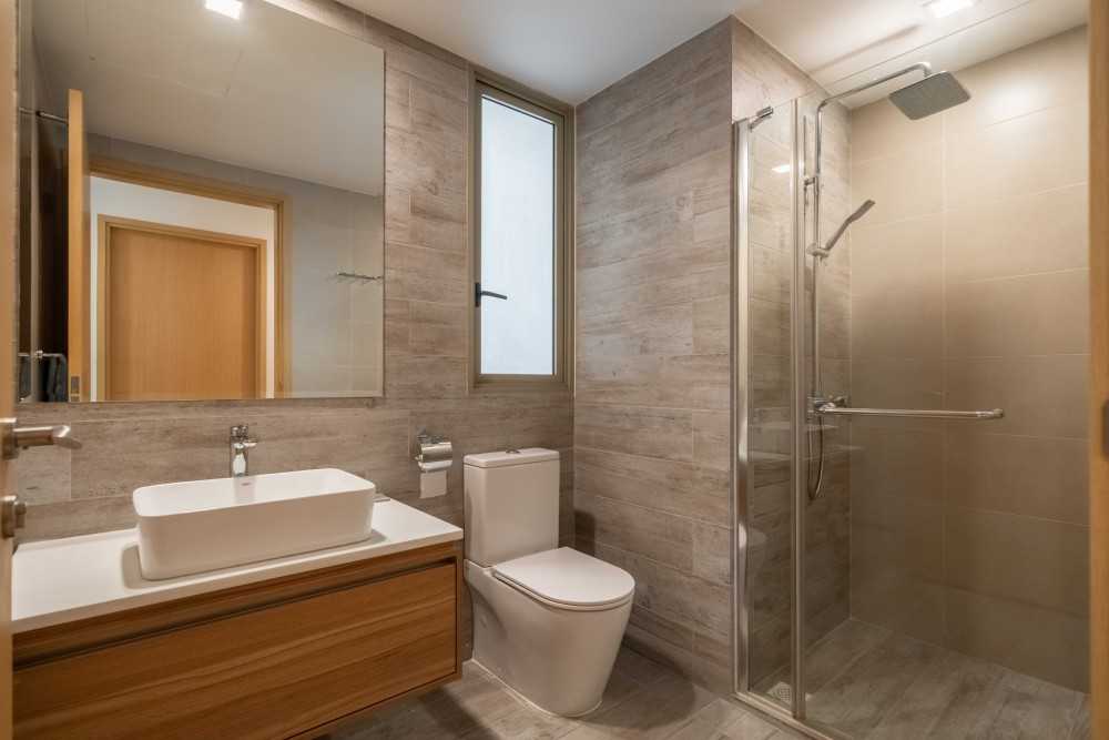 Modern Bathroom with Mirror and Bathtub