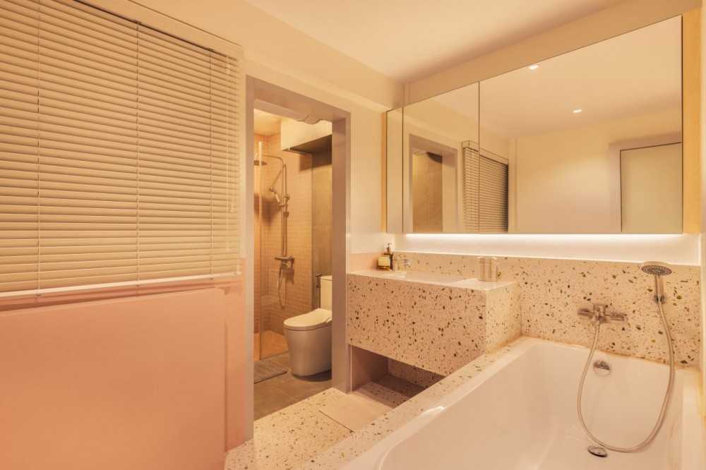 Modern Bathroom with Homogeneous Tiles and Bathtub