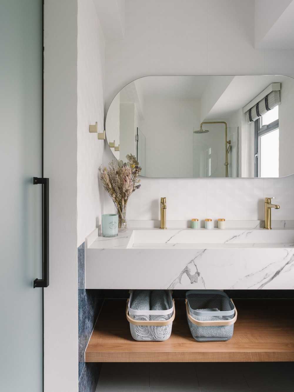Contemporary Bathroom with Mirror and Bathroom Storage