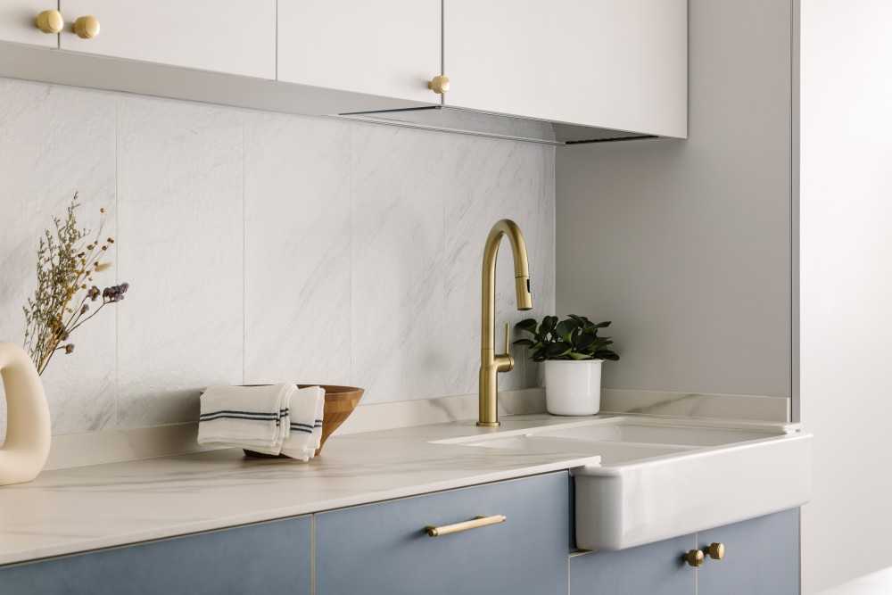 Contemporary Kitchen with Kitchen Island and Kitchen Backsplash