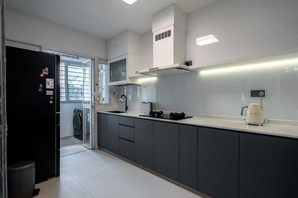 Modern Kitchen with Homogeneous Tiles and Kitchen Backsplash