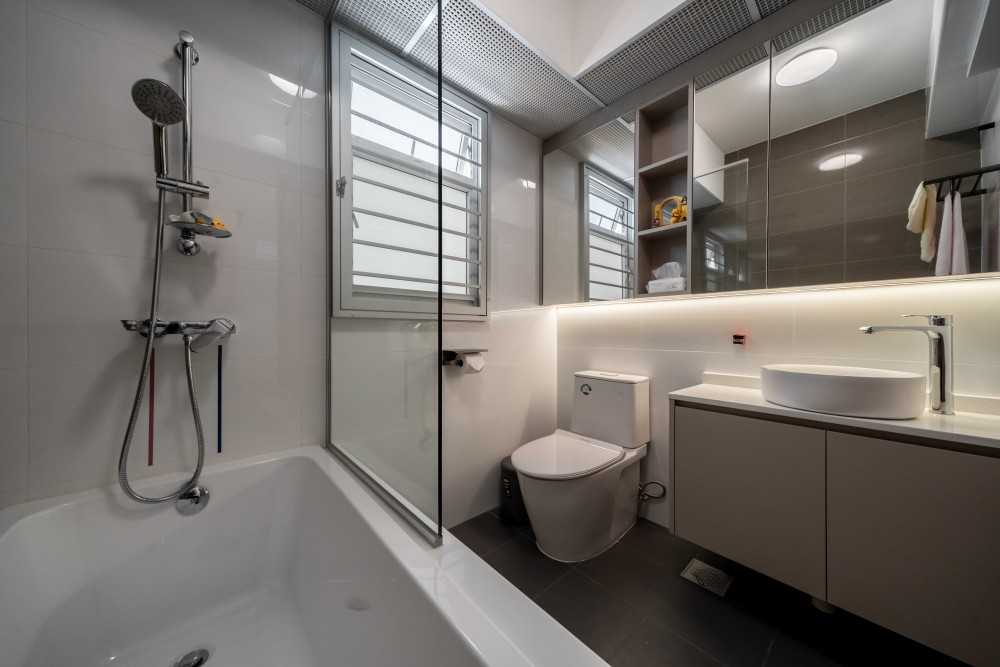 Modern Bathroom with Homogeneous Tiles and Mirror