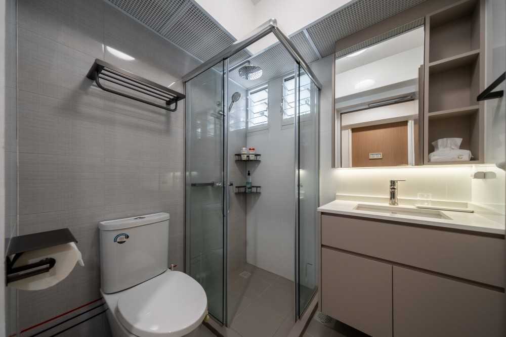 Modern Bathroom with Homogeneous Tiles and Bathroom Storage