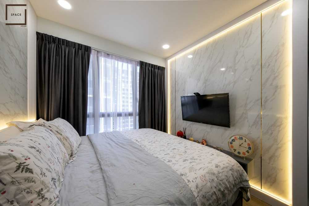 Contemporary Bedroom with Wardrobe and Queen Bed