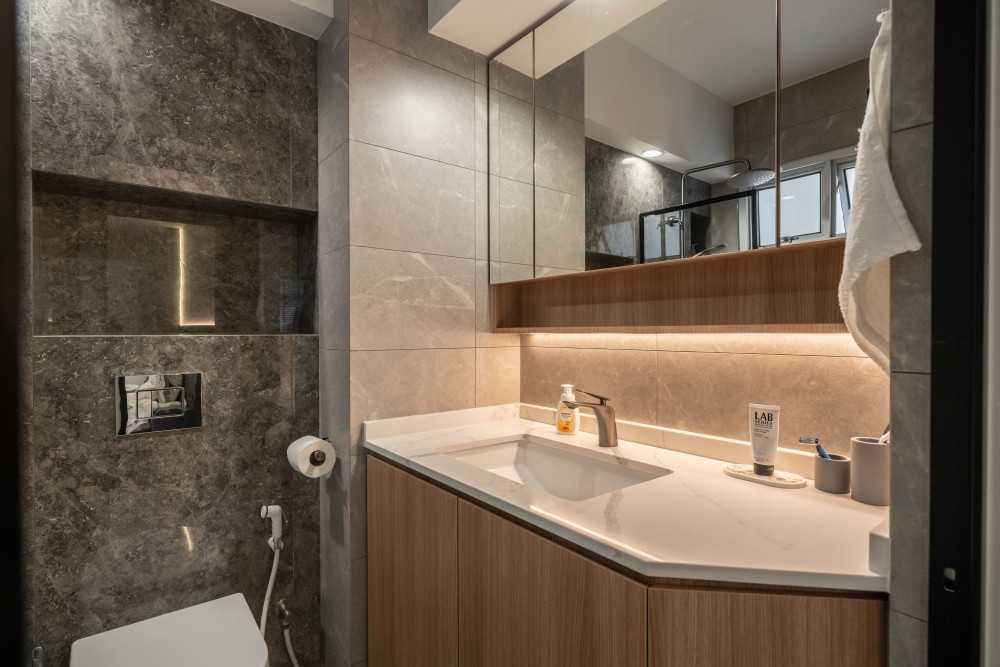 Modern Bathroom with Countertop and Mirror